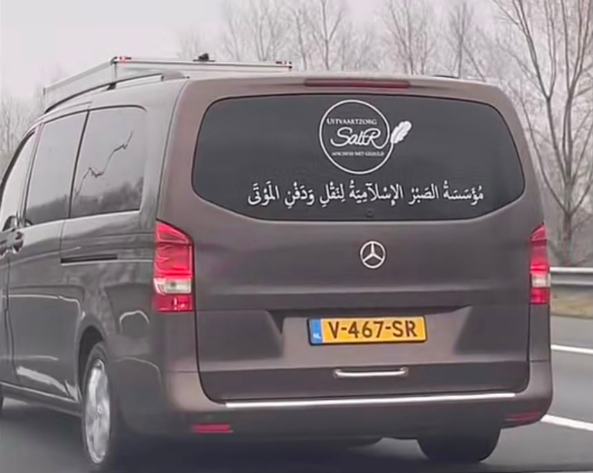 Rouwauto van Uitvaartzorg Sabr onderweg